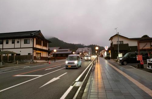 Nikko House | 新装開業 世界遺産と東武日光駅に至近 広いリビング 貸切 家族団体に最適