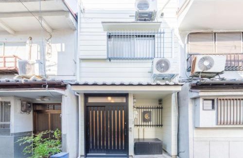 Joto House | 最寄り駅より大阪駅 京都駅直通 江戸の感じるリフォーム一軒家 寝室4部屋 ベッド8台