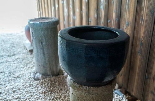 Koka Apartment | 朝ドラのロケ地 信楽焼きの窯元に泊まれます 無料駐車場有 4人まで宿泊可能