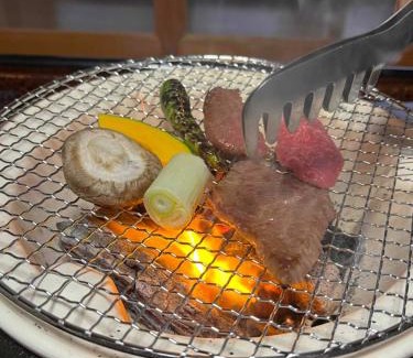 Ono House | 朝食夕食付きで最高ランクの飛騨牛希少部位と地元野菜の炭火焼きを堪能できる宿ゲストハウスつぐや