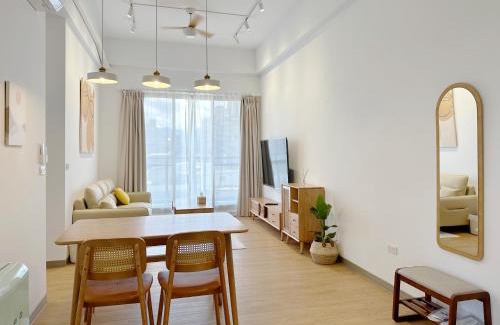 Luodong Apartment | 金黃色的