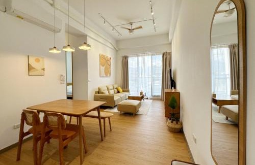 Luodong Apartment | 金黃色的