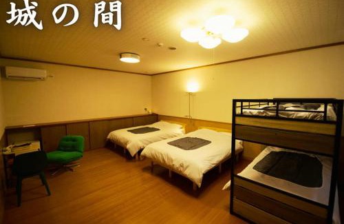 Nagahama Hotel | 鈴籠城 城の間 ダブルベッド2台 二段ベッド1台