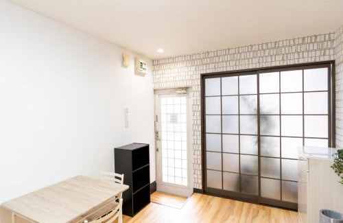Horinouchi Apartment | 雀色方南 新宿駅まで14分 東京駅まで30分 方南町徒歩8分 最大2人 洗濯機 キッチン 電子レンジ