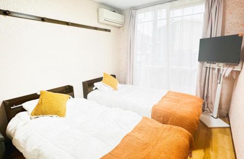 Horinouchi Apartment | 雀色方南 新宿駅まで14分 東京駅まで30分 方南町徒歩8分 寝室二つ 最大4人 洗濯機 キッチン 電子レンジ