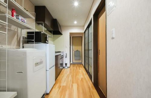 Horinouchi Apartment | 雀色方南 新宿駅まで14分 東京駅まで30分 方南町徒歩8分 寝室二つ 最大4人 洗濯機 キッチン 電子レンジ