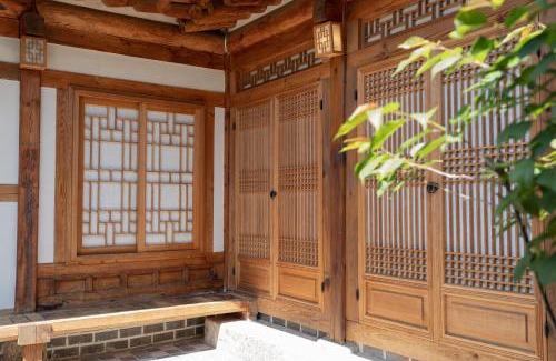 Sajik-dong Apartment | 오직 한팀만 사용하는 서울 전통 한옥 JNPstay