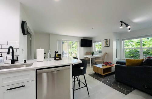 Belltown Condo | 0.3 Miles to Space Needle! Modern 2Br/2Ba Belltown Condo w/Free Garage Parking