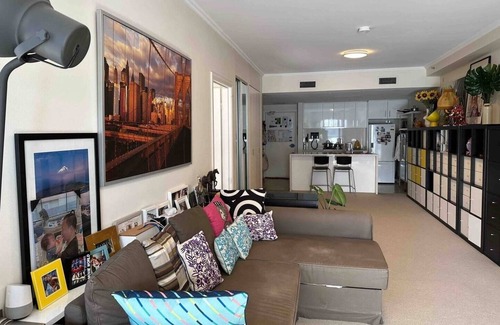 Mascot Apartment | 0 min to Train, 2 Stops to Central