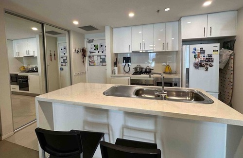 Mascot Apartment | 0 min to Train, 2 Stops to Central