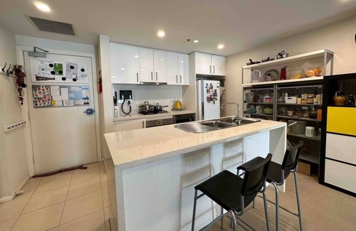 Mascot Apartment | 0 min to Train, 2 Stops to Central