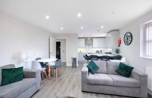 Shepperton Apartment | 03 - Crown Place 3 Bedroom 2 Bathroom Apartment