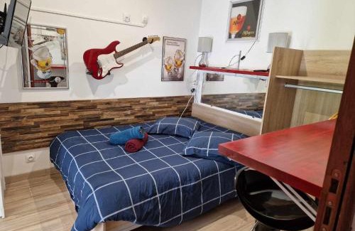 Razac-sur-l'Isle Apartment | 07 - Joli studio tout équipé avec clim, vue sur jardin, parking privatif gratuit, grand fourgon possible, tout le linge de maison est fourni