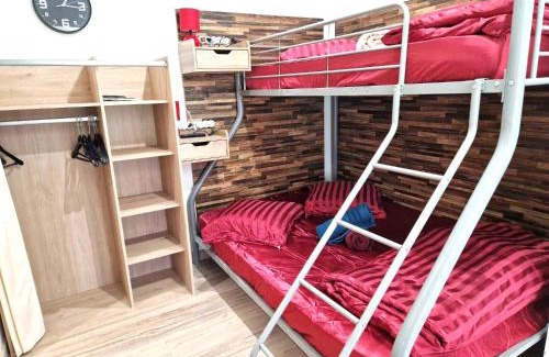 Razac-sur-l'Isle Apartment | 09 - Joli studio avec clim, 2 lits, logement tout équipé pour 1, 2 ou 3 personnes maximum, vue sur parc arboré, parking privatif gratuit, grand fourgon possible, tout le linge de maison est fourni