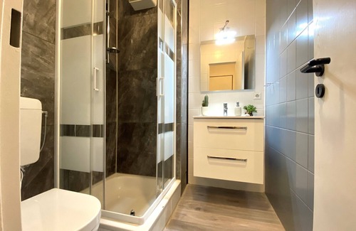 Limmer Apartment | 1 1/2 room apartment with balcony - 4 single beds - NETFLIX -WiFi- - parking lot