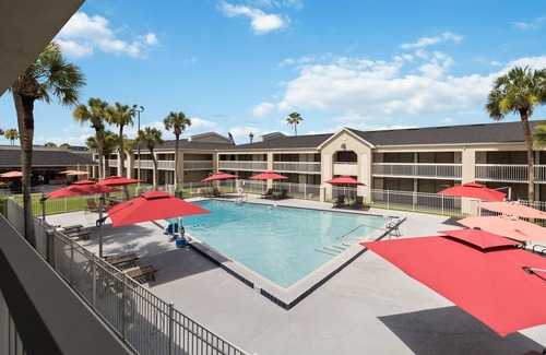 Campbell Condo | 1/1 Condo-Hotel with double bed and community pool miles from Disney!
