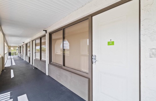 Campbell Condo | 1/1 Condo-Hotel with double bed and community pool miles from Disney!