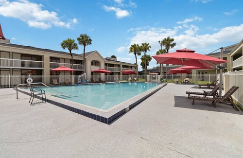 Campbell Condo | 1/1 Condo-Hotel with double bed and community pool miles from Disney!