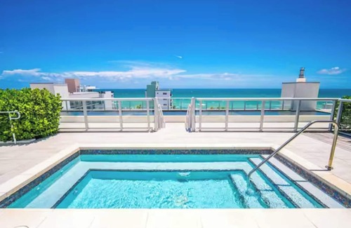 Hollywood Lakes Condo | 1/1 Deluxe CONDO/Walk to Hollywood BEACH/Rooftop POOL and JACUZZI/24hr GYM