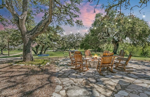 Stonewall Apartment | 1/1 Loft | Queen Bed | Fire-pit | Pet Friendly w/fee