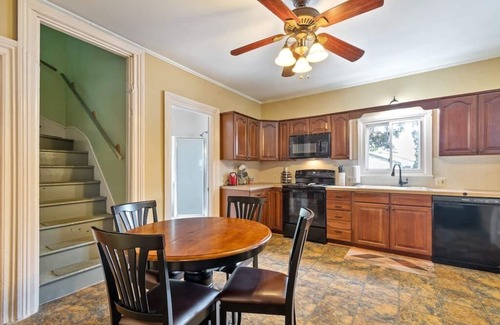 West Irondequoit House | 1/2 House, Sleeps 10🗲Fast WiFi ★ North of ROC | 15 mins to Most Anywhere
