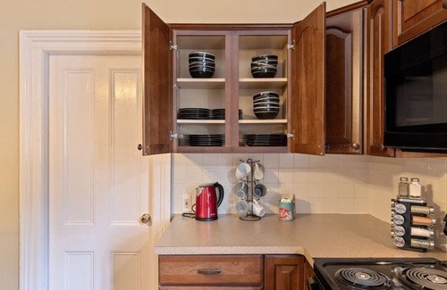 West Irondequoit House | 1/2 House, Sleeps 10🗲Fast WiFi ★ North of ROC | 15 mins to Most Anywhere