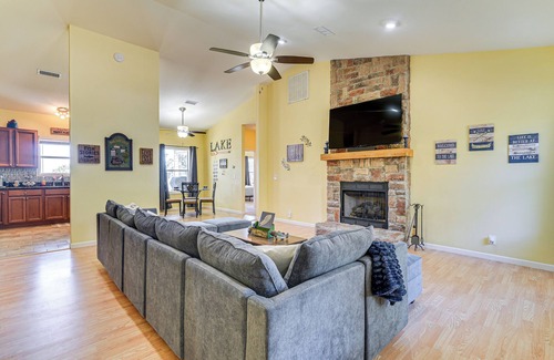 Zwolle House | 1/2 Mi to Toledo Bend Lake: Water-View Retreat