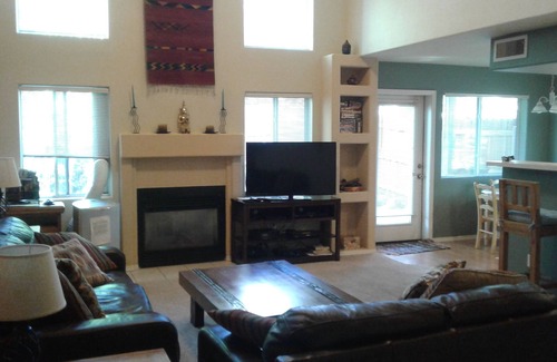 Woodlands Village House | 1,350 Sf Townhouse next to Campus and Downtown