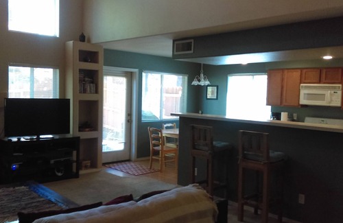 Woodlands Village House | 1,350 Sf Townhouse next to Campus and Downtown