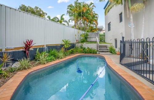Rainbow Beach Apartment | 1-46 Manooka Drive - Rainbow Beach Aircon. Wifi. Pool. View