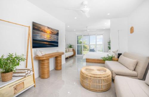 Rainbow Beach Apartment | 1-46 Manooka Drive - Rainbow Beach Aircon. Wifi. Pool. View