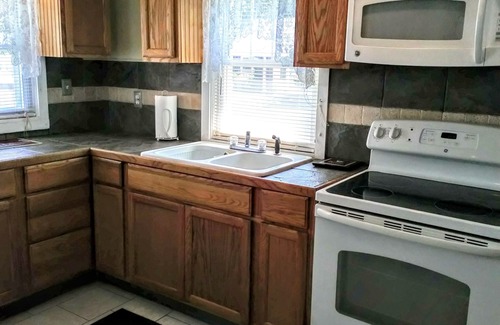 Hyannis House | 1.5 BATH 3 BEDROOMS CAPE COD HOME - WALK TO (DOWNTOWN) HARBOR & RESTAURANTS