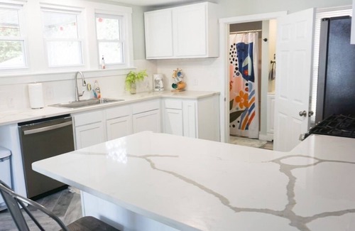 Huron House | 1.5 Blocks To Beach W/Arcade, Luxe Kitchen + Beds