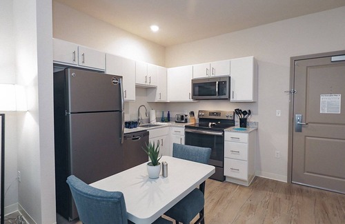 Overland Park Apartment | 1 BDR 1 Bath Apartment Style Suite WaterWalk Overland Park -2