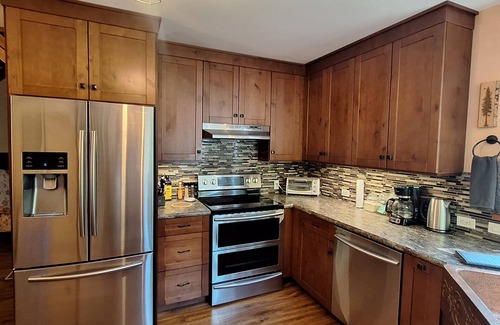Nelson House | 1 bdrm, 2 bed in a house to yourself mins from sandy beaches, trails and Nelson!