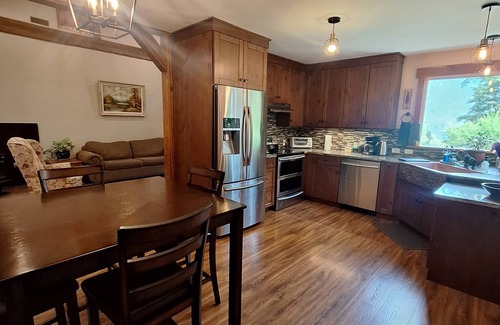 Nelson House | 1 bdrm, 2 bed in a house to yourself mins from sandy beaches, trails and Nelson!