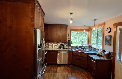 Nelson House | 1 bdrm, 2 bed in a house to yourself mins from sandy beaches, trails and Nelson!