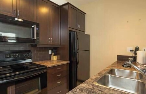 East Kootenay Apartment | 1 BDRM Condo - Great location - Hot tub and pool