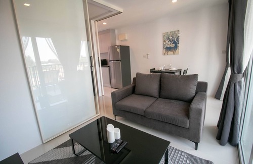 Kram Condo | 1 bdrm high floor, 2 minutes to the beach, Wi-Fi, Kitchen