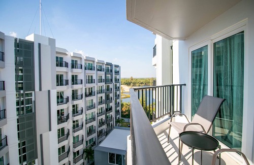 Kram Condo | 1 bdrm high floor, 2 minutes to the beach, Wi-Fi, Kitchen