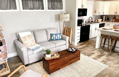 Pottsboro House | 1 Bdrm, Sleeps 4, Close to water, Firepit, Pet friendly, Full Kitchen