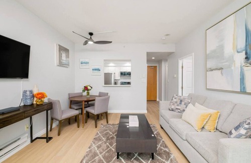 Downtown Vancouver Condo | 1 Bdrm With View of Ocean Very Centrally Located