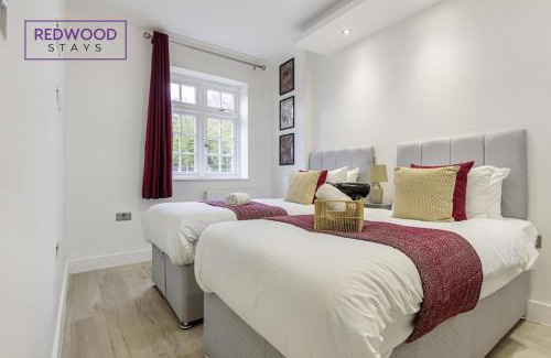 Rushmoor District Apartment | 1 Bed 1 Bath Town Center Apartments For Corporates & Contractors, WiFi, Netflix and Parking on Selected Units By REDWOOD STAYS
