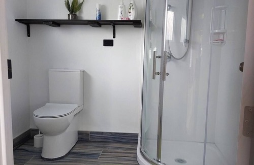 Massey Apartment | 1 Bed 1 Bathroom w Parking sleeps 3