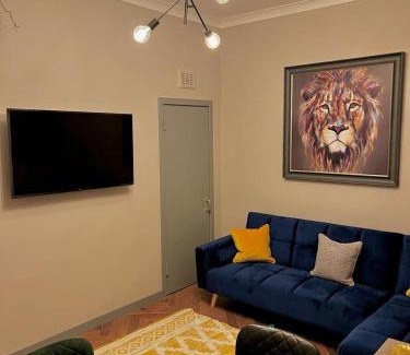 Kelvinbridge Apartment | 1 bed Apt in West End