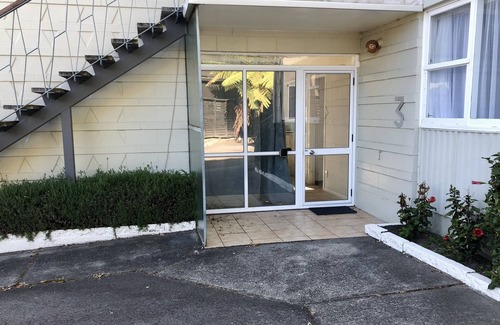 Ohope Apartment | 1 Bed Apt, West End Ohope 50m to Beach.