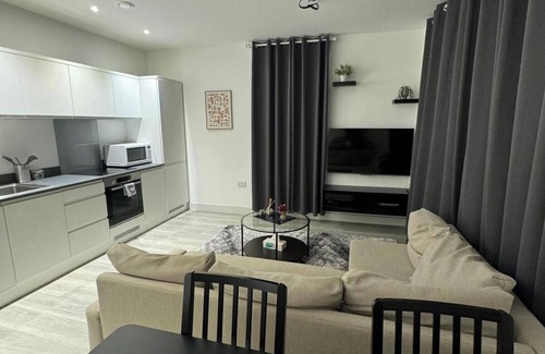 Bracknell Apartment | 1 bed-Sleeps 4-Town Centre-10 min to Ascot- Pets