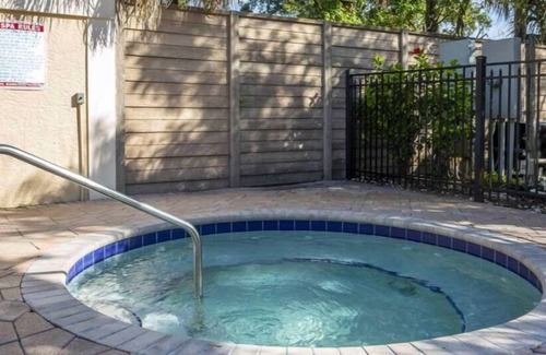 Cypress Lake Apartment | 1 Bedroom 15min to beach, pool/hot tub access. Quiet and clean community.