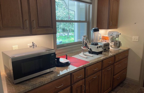West Des Moines House | 1-bedroom, 3 Gig-Fiber WiFi, timbered/view setting in WDM near RecPlex/DMU