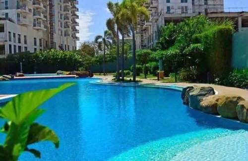 Ugong Apartment | 1 Bedroom Access Penthouse Condo Unit